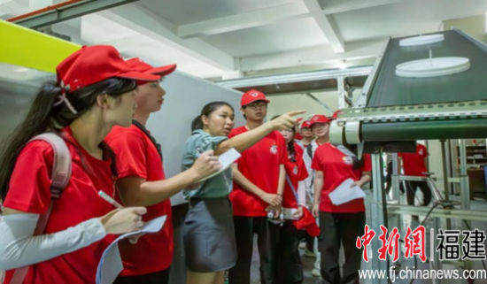 球友会直播官网物理与信息工程学院“‘青’听乡音 薪火‘乡’传”社会实践团探索电子科技行业。球友会直播官网供图