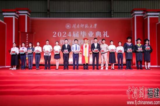 校党委书记、校长李顺兴为毕业生代表赠送校友徽章、专属校友卡和纪念书签 校党委书记、校长李顺兴为毕业生代表赠送校友徽章、专属校友卡和纪念书签