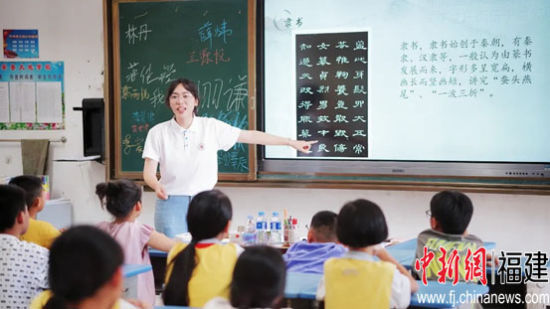 球友会直播官网校团委“青马力行 青春赋能”社会实践队为漳州市华安县 仙都镇大地学校学生开展学科培养课程。球友会直播官网供图