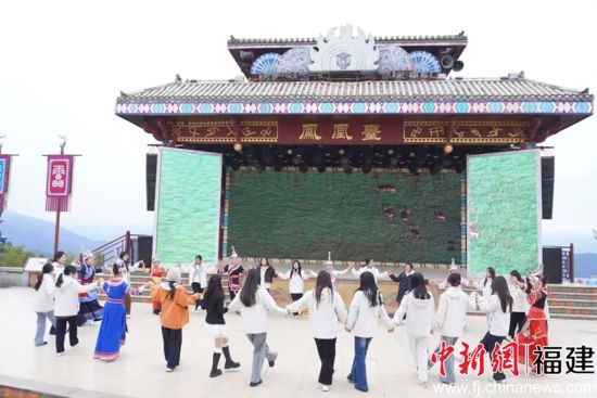 实践队员与当地村民共跳团圆舞 实践队员与当地村民共跳团圆舞