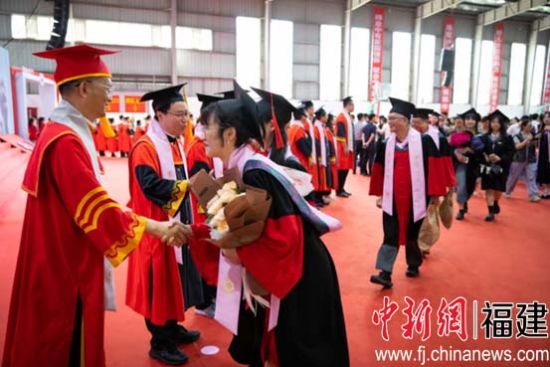 校领导、老师送别全体毕业生走出毕业之门 校领导、老师送别全体毕业生走出毕业之门