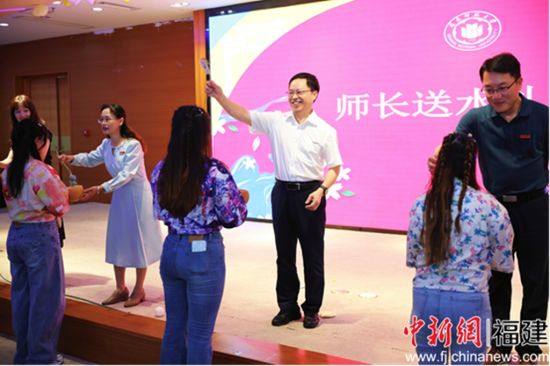 校党委副书记林致远与相关部门负责人为学子洒水祈福