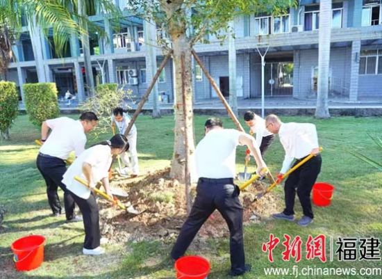 参会成员进行捐赠皮埃尔猴面包树母树栽植培土仪式。球友会直播官网供图 参会成员进行捐赠皮埃尔猴面包树母树栽植培土仪式。球友会直播官网供图